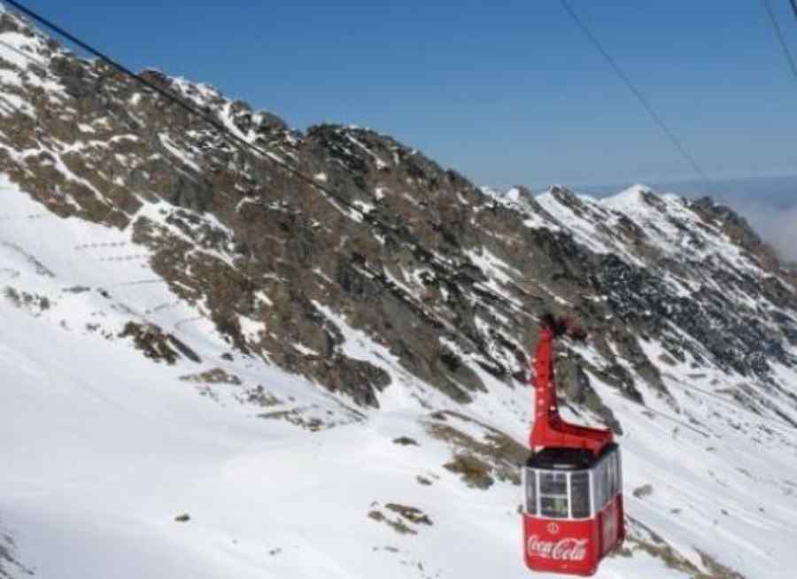 Din ce cauză 70 de turiști nu pot coborî de la Bâlea Lac