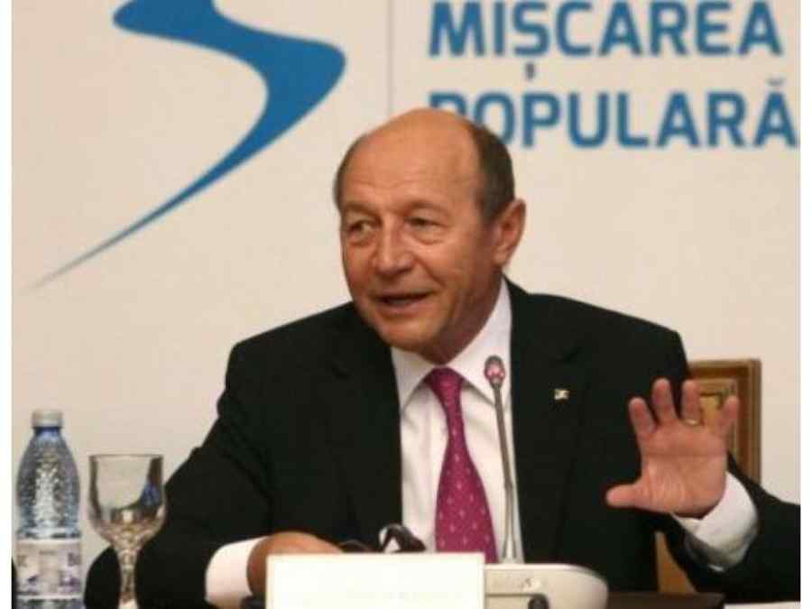 Băsescu:  Iohannis și  Cioloș urmăresc „de pe Facebook” ce se întâmplă la Chișinău