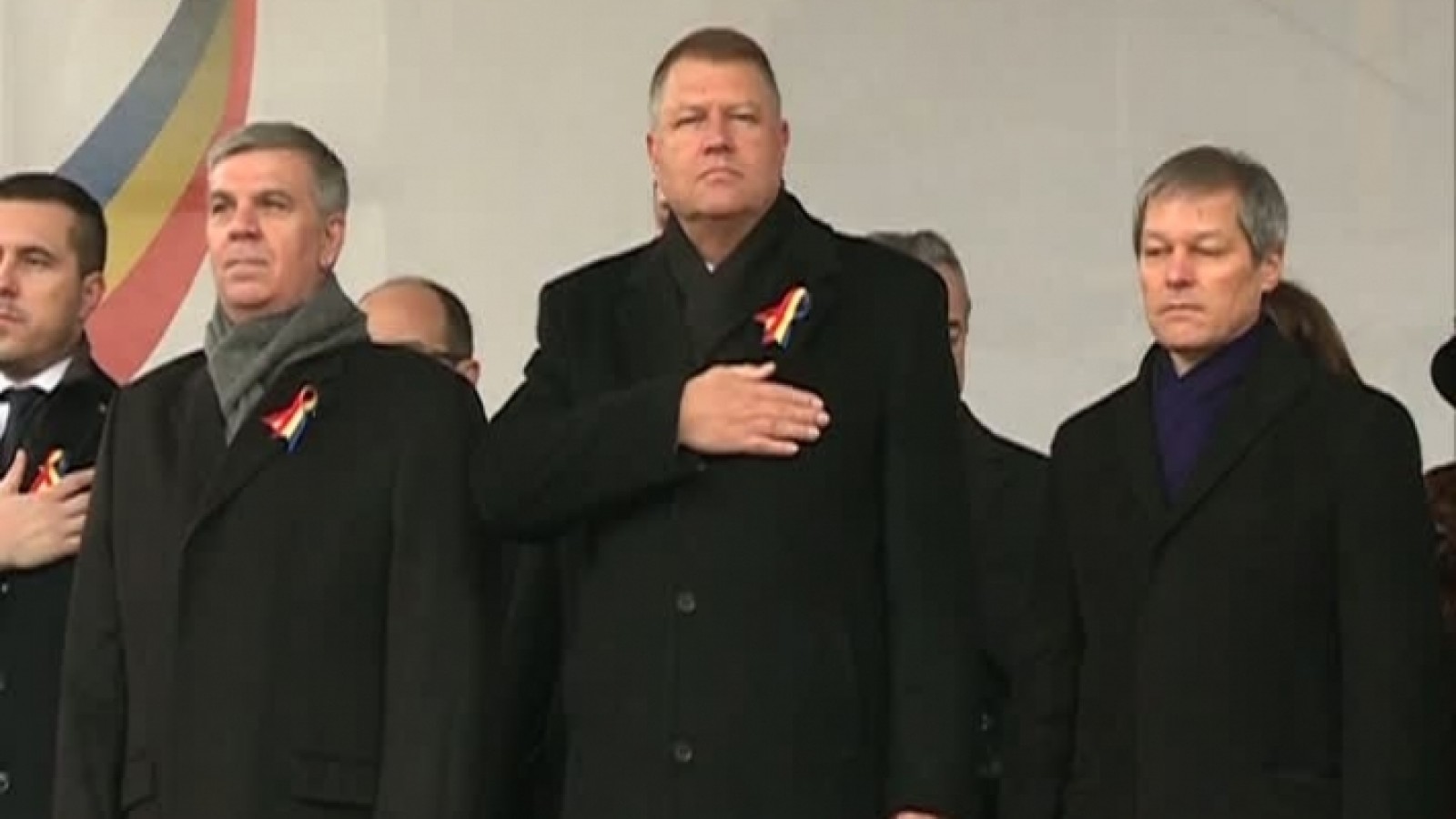 Iohannis şi Ciolos, huiduiţi în timpul discursurilor de la Iaşi