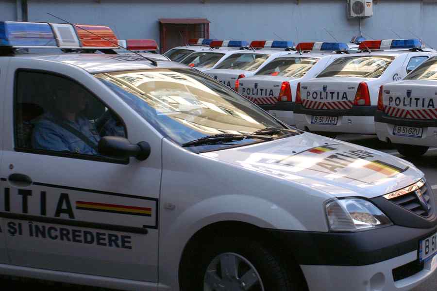 Accident cu maşina Poliţiei în care se afla un reținut