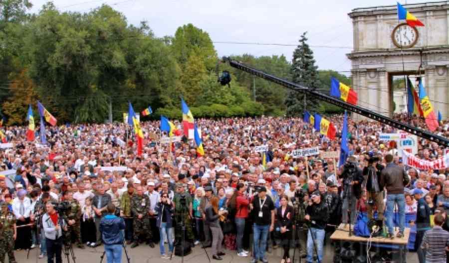 Mii de oameni au ieşit în stradă la Chişinău