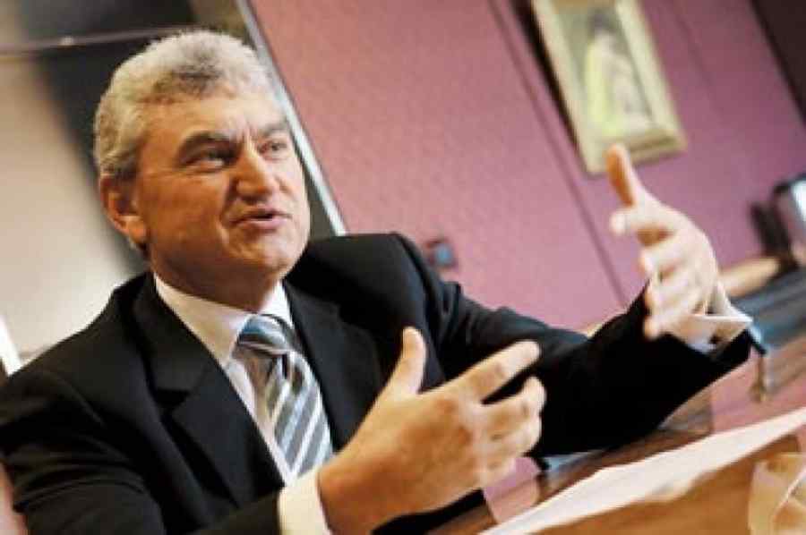 Deputatul Adrian Gurzău: „Oricine e mai bun decât Mişu Negriţoiu la ASF”