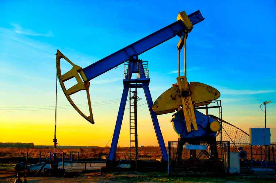 „Arabia Saudită, vinovată pentru destabilizarea pieţei petrolului”
