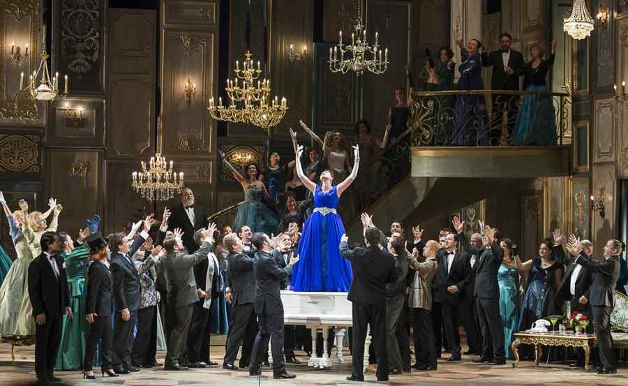 Spectacolul „La Traviata”, în regia artistului britanic Paul Curran, revine pe scena Operei Naţionale Bucureşti