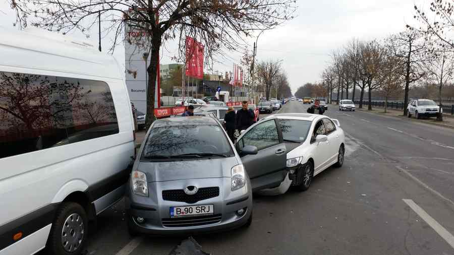 Accident cu trei mașini implicate pe Cheiul Dâmboviței (foto)