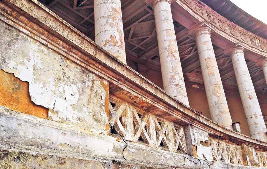 Arenele Romane, unde se ţin zeci de concerte, un loc foarte periculos