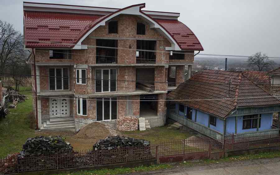 Expoziţia „Minunata lume nouă. Case ale migranţilor români”