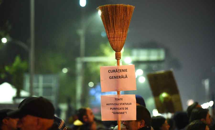 O nouă seară de proteste în Piaţa Universităţii