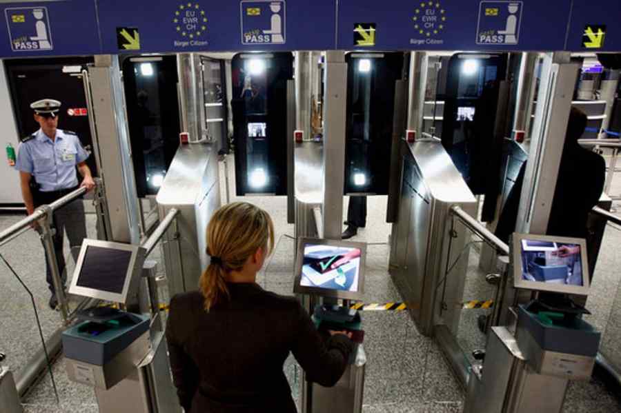 Frontierele inteligente: un fel de „năvod digital” de prins imigranţii ilegali