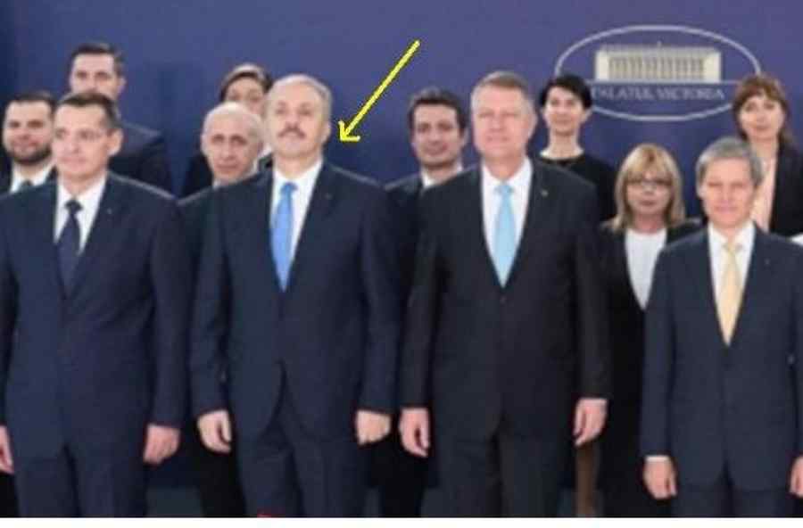 Vasile Dâncu şi-a pus toc dublu la pantofi să pară mai înalt în fotografia Guvernului