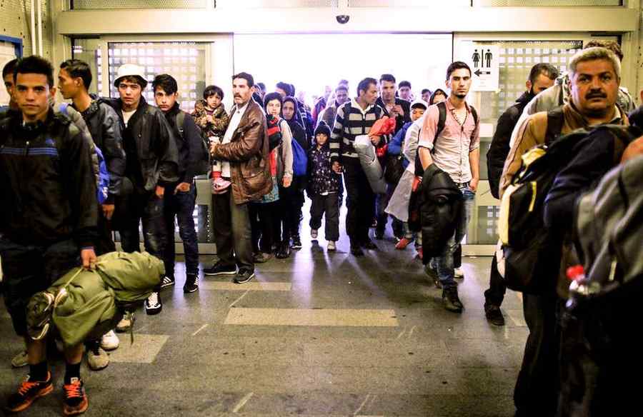 Comisia Europeană va propune repartizarea altor 200.000 de refugiați