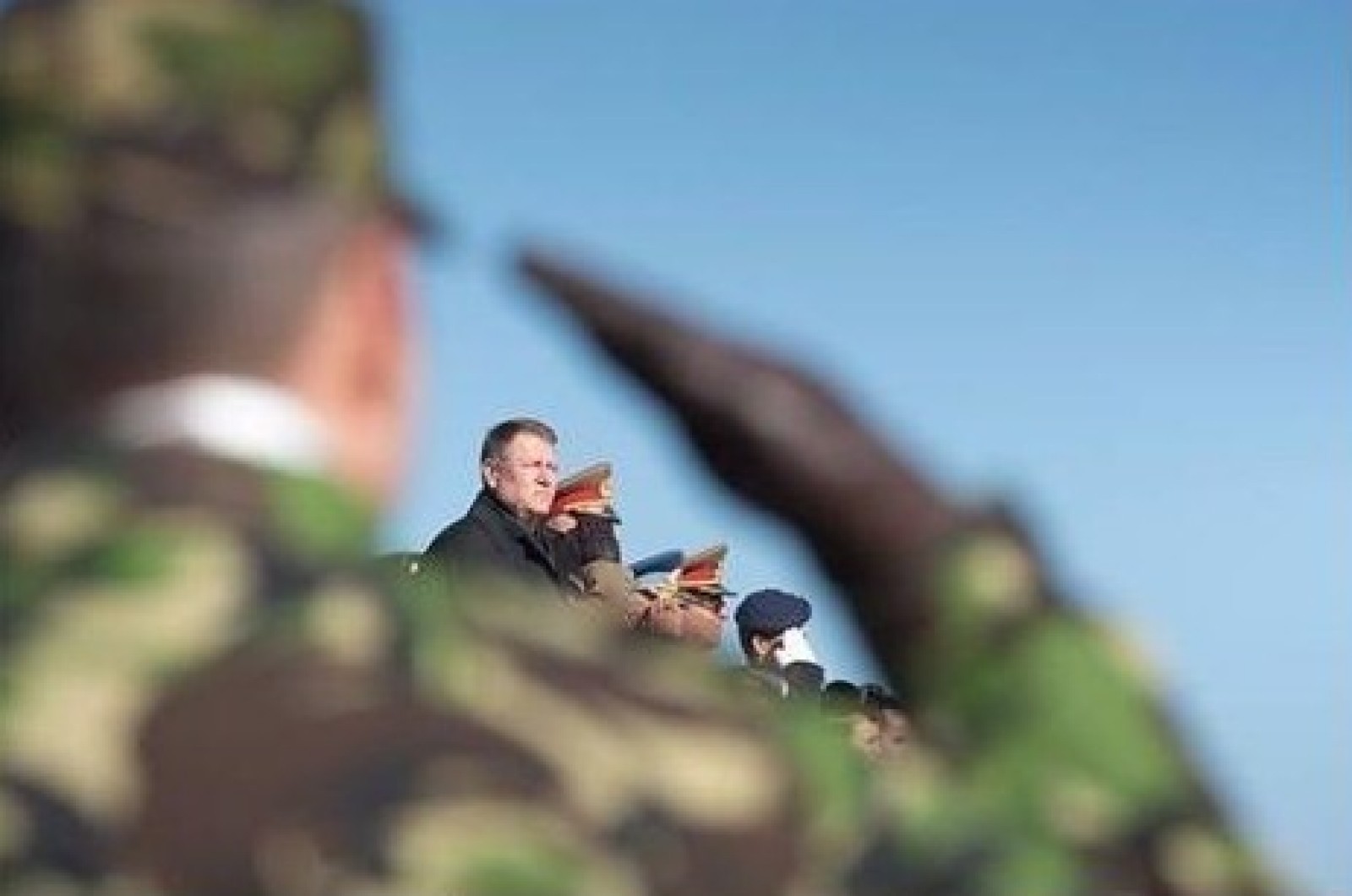 Klaus Iohannis şi ofiţeri americani prezenţi la ceremonia de la Păuliş