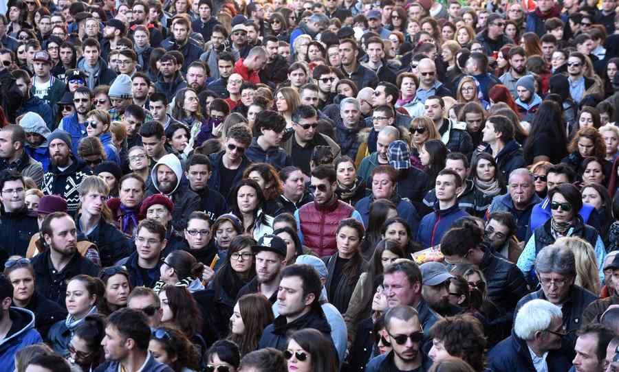 Momentul când participanții la Marșul Tăcerii au ajuns la clubul Colectiv