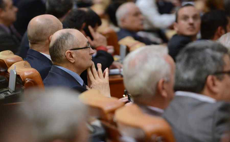 Discuţii informale privind scăderea încrederii în Parlament