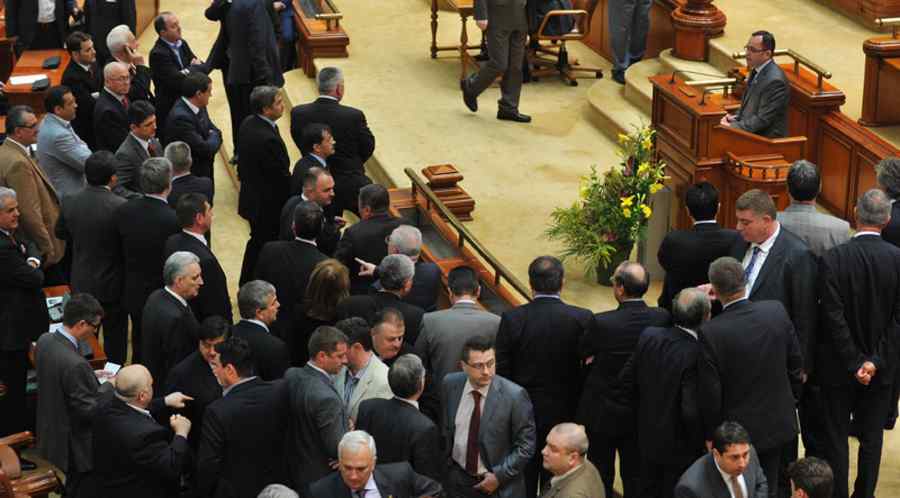 Parlamentarii primesc mai mulți bani pentru benzină și cazare