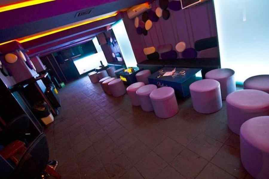 Primii patroni de cluburi care îşi pun cenuşă în cap şi îşi suspendă afacerea