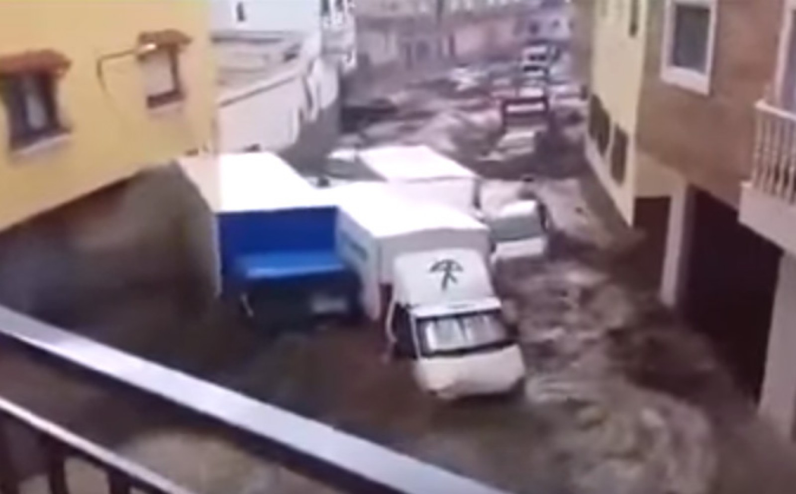 Cel puțin 10 morți din cauza unei puternice viituri în Almeria, Spania (video)