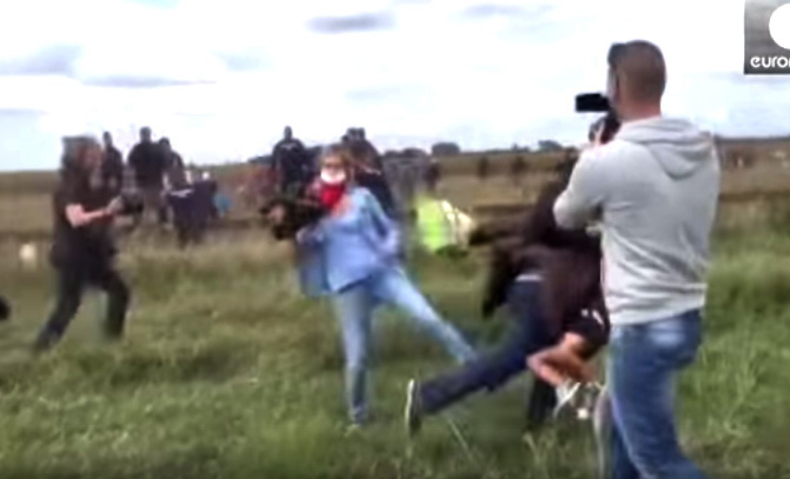 O femeie cameraman, surprinsă  lovind refugiații în Ungaria (video)