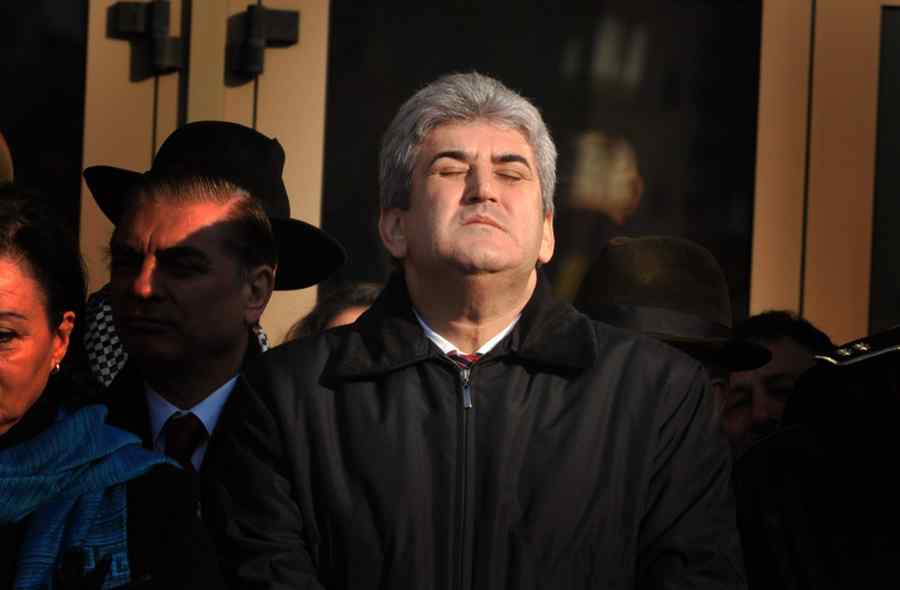 Dobrițoiu: Gabriel Oprea folosea elicopterele Armatei în scop politic