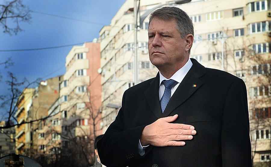 Iohannis în realități paralele: îi ia în brațe pe elitiștii de la SMART Diaspora și ține la distanță STUPID Diaspora