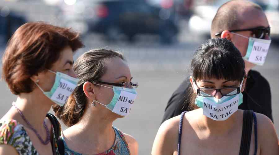 Zeci de medici şi asistente protestează în faţa Guvernului