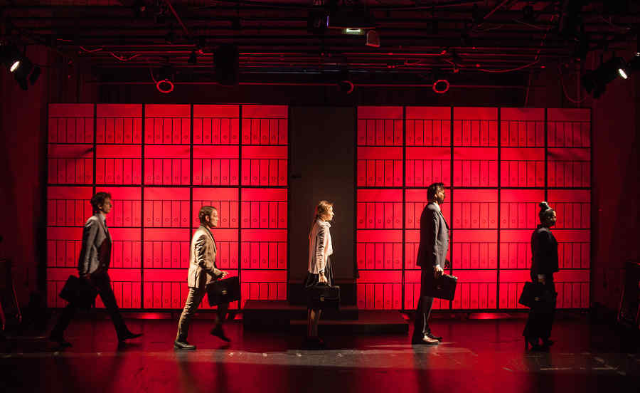 Premiera oficială a spectacolului Hernie de disc sau O seară pentru oameni cu afecțiuni de ținută