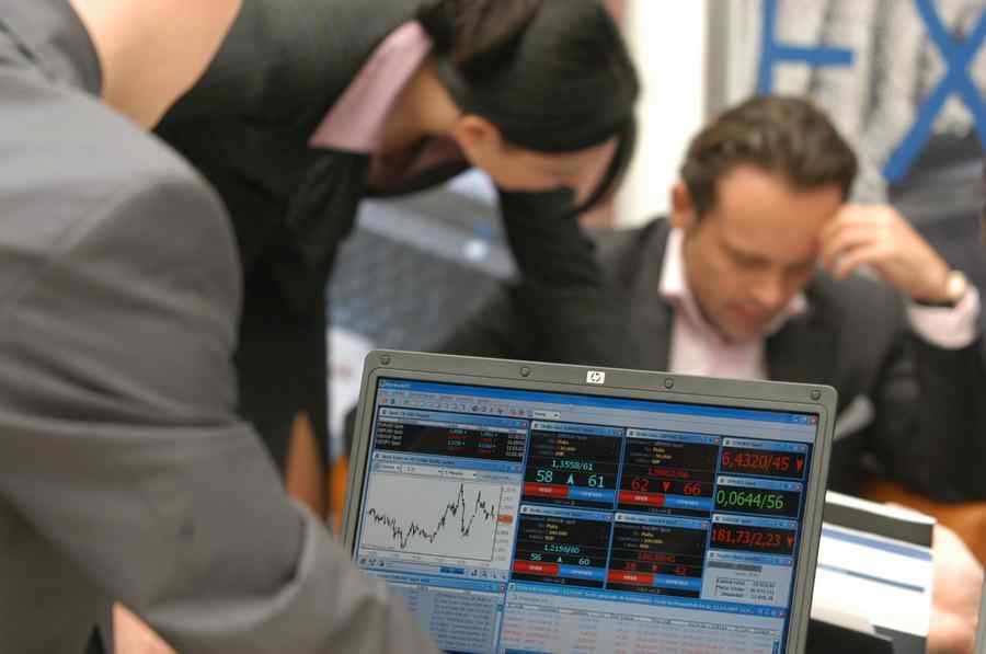 Cine apasă pe frâna creşterii economice