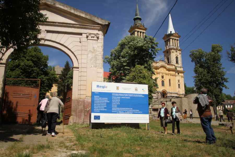 Telegraph: Mănăstirea din România renovată din banii UE care arată ca un castel Disney