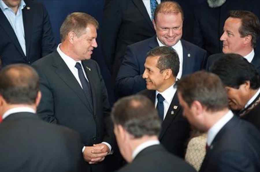 Iohannis le  răspunde celor care spun că se plimbă prea mult