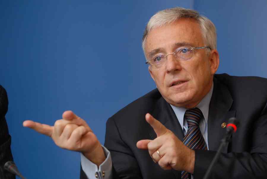 Comitetul Isărescu și democrația trimisă în vacanță