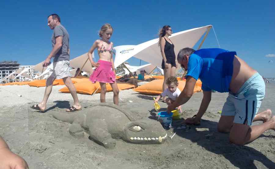 Opere de artă pe plaja din Mamaia