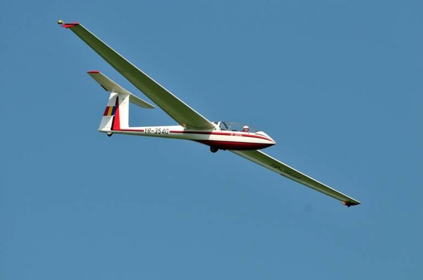 Pilotul planorului dispărut, căutat cu o dronă performantă