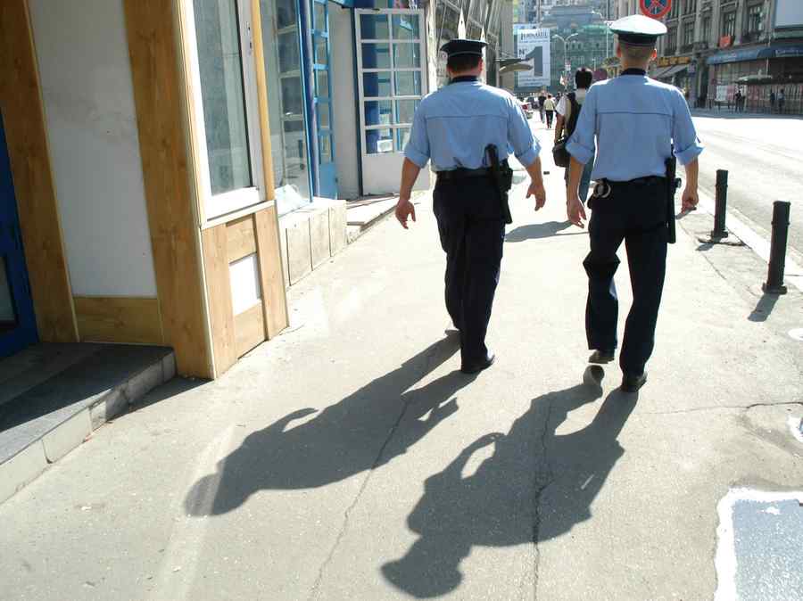 Minoră dată în urmărire generală, violată de doi polițiști