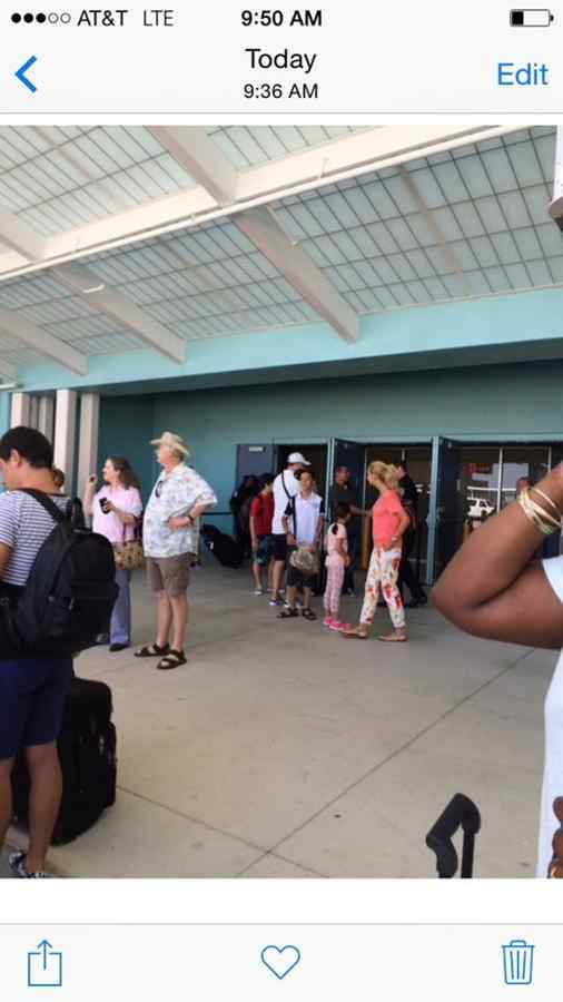 Ponta, fotografiat când ar fi debarcat de pe nava Oasis of the Seas