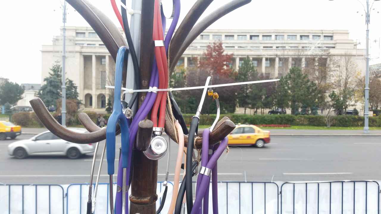 Alți medici ies în stradă