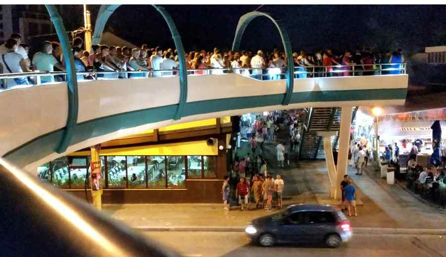 Accesul în satul de vacanță din Mamaia, îngreunat de o pasarelă mult prea mică