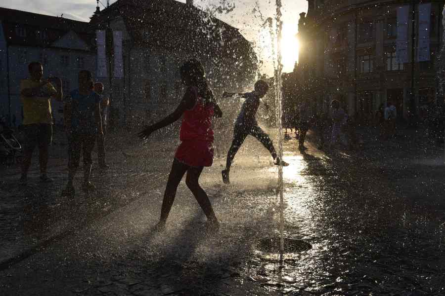 Arteziana din Piaţa  Mare din Sibiu, refugiu pe timp de caniculă  (Foto)