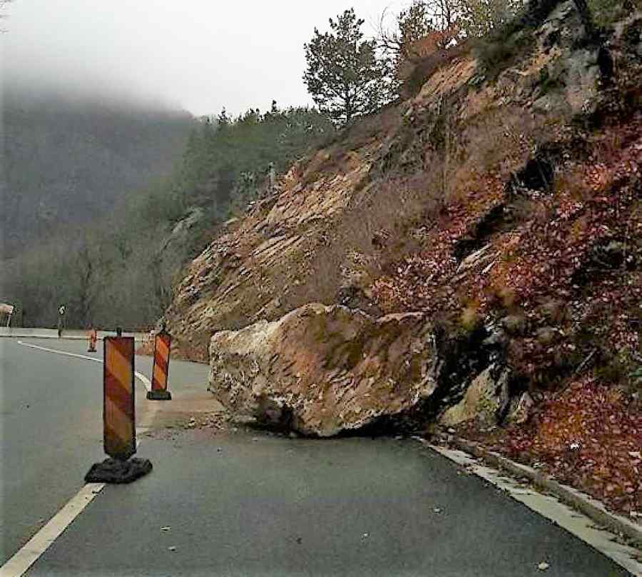 Stâncă prăbușită pe carosabil pe Valea Jiului