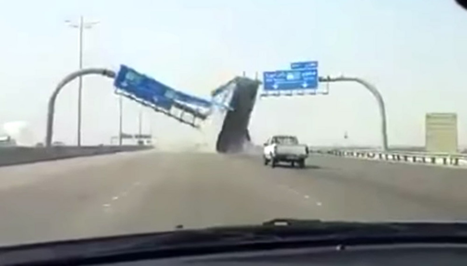 Un șofer a plecat la drum cu bena camionului deschisă. Ce a pățit e lesne de intuit. (video)