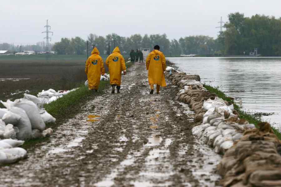 Vrancea: Inundații provocate de ploaia în averse puternice