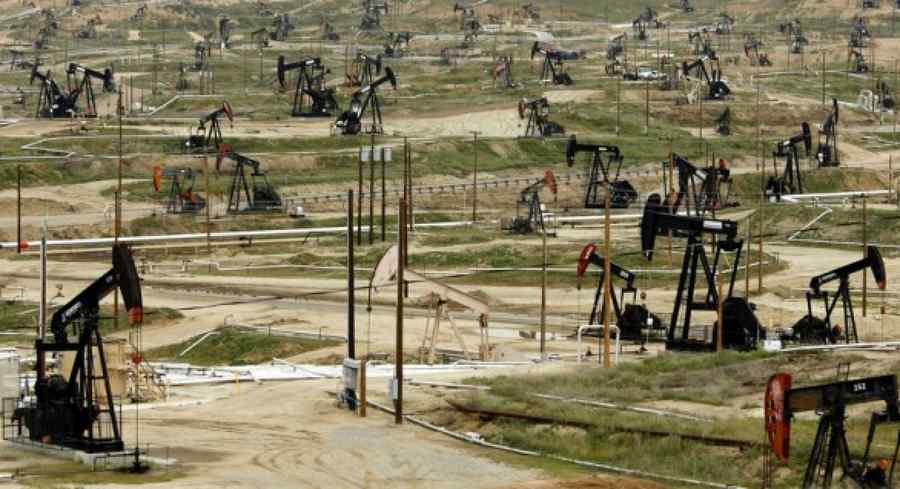 Iranul agravează prăbușirea prețului petrolului și cere o reuniune OPEC