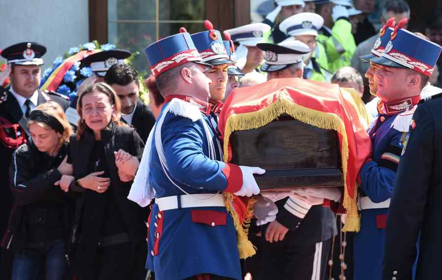 Polițistul ucis, condus pe ultimul drum