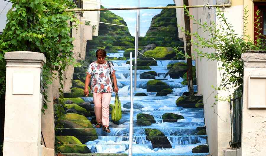 Singura stradă cu trepte din Capitală, pictată din nou