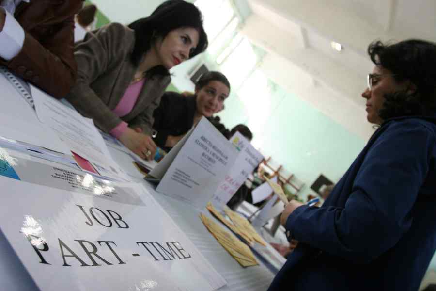 Peste 220 000 persoane, angajate în primele șapte luni ale anului