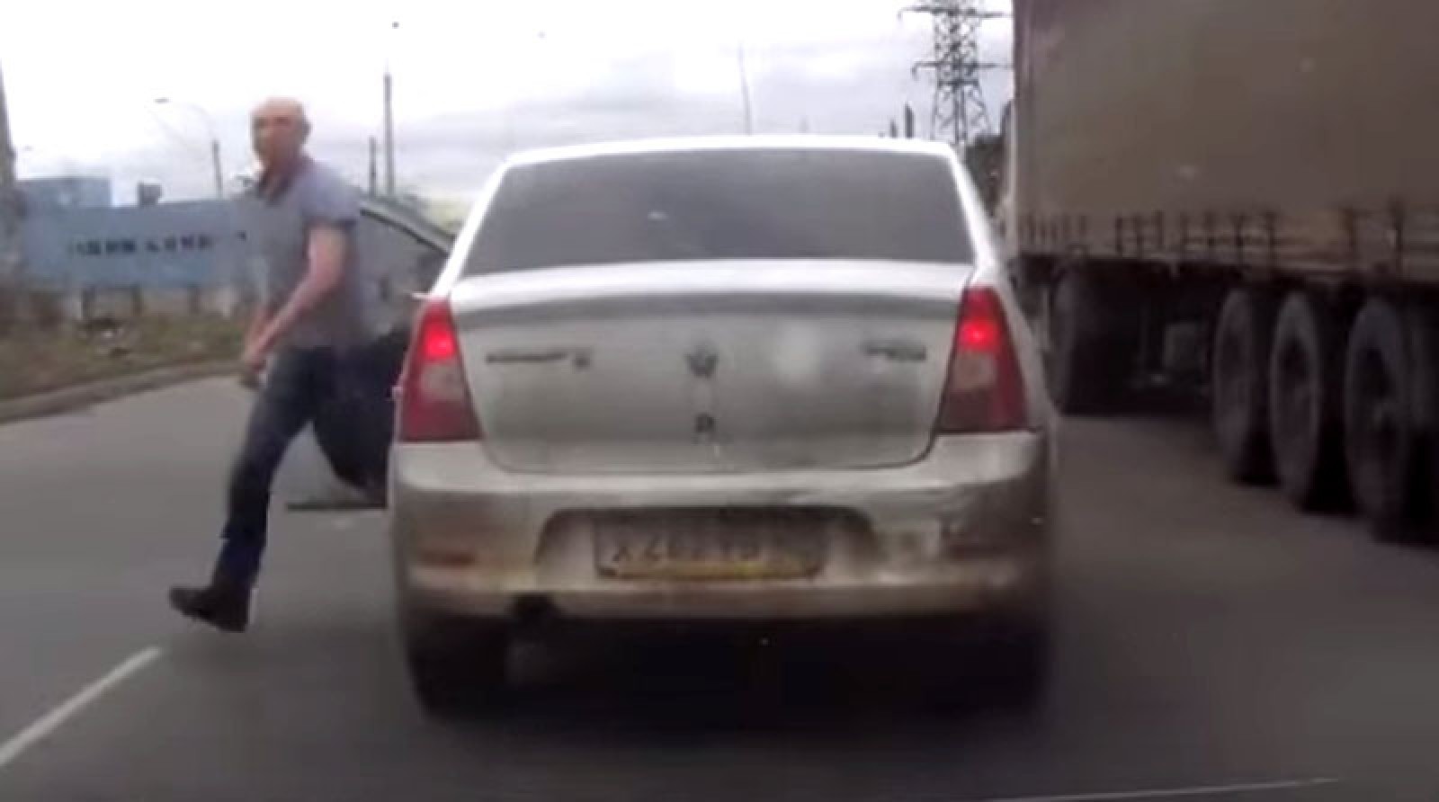 Un șofer violent a fost pus la punct într-un mod inedit (video)