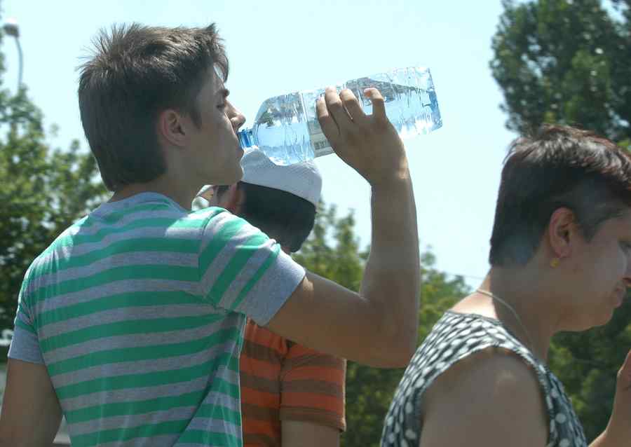 Nereguli la apa minerală naturală şi apa de izvor