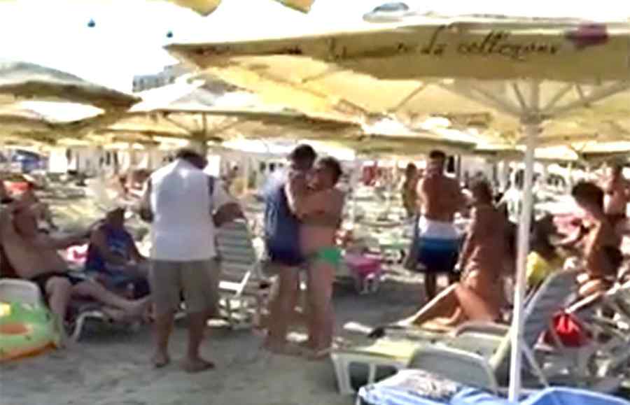 Acompaniați de un acordeonist, doi turiști au încins o horă direct pe plajă (video)