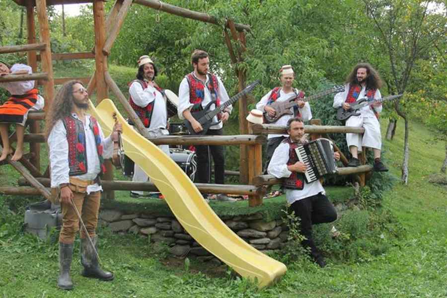 Formaţia „Dirty Shirt” a filmat videoclipul piesei „Maramu'”
