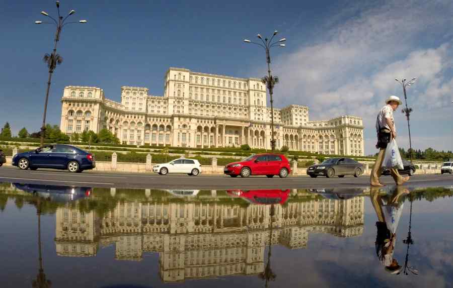 În Parlamentul României să se facă politică, nu bani!