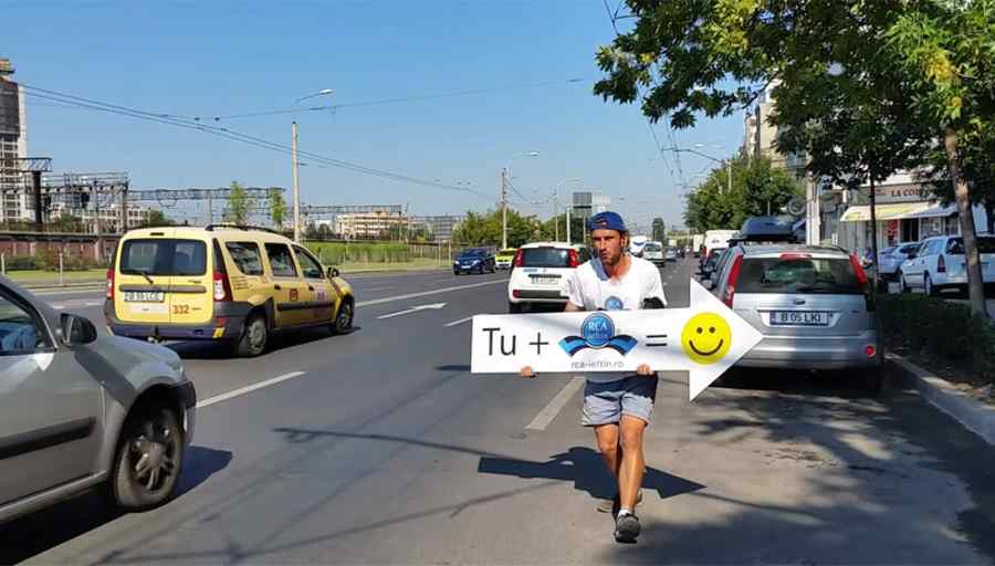 Publicitate inedită pentru o firmă care încheie polițe de asigurare RCA (video: cotidianul.ro)